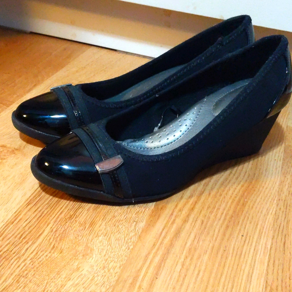 3/$20 or 2/$15✨ Time and Tru Arch Support Black Wedge Heels, size 8